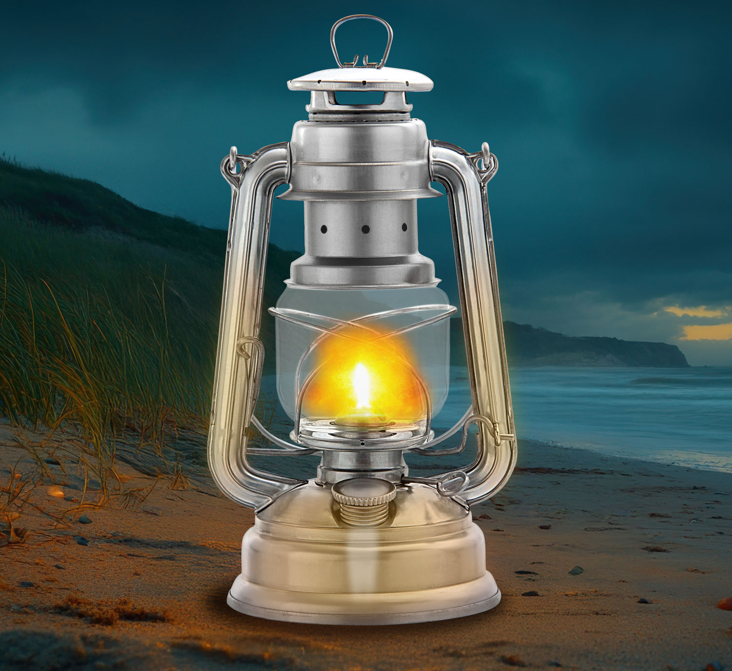 Sturmlaterne verzinkt fr Lampenl und Petroleum / Tankfllung: ca. 250 ml (200g) Lampenl / Brenndauer ca. 20 Stunden