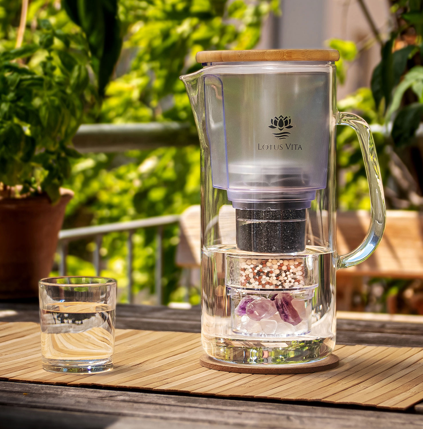 Lotus Vita Glas-Filterkanne ENYA mit Bambusdeckel und edlem Griff02