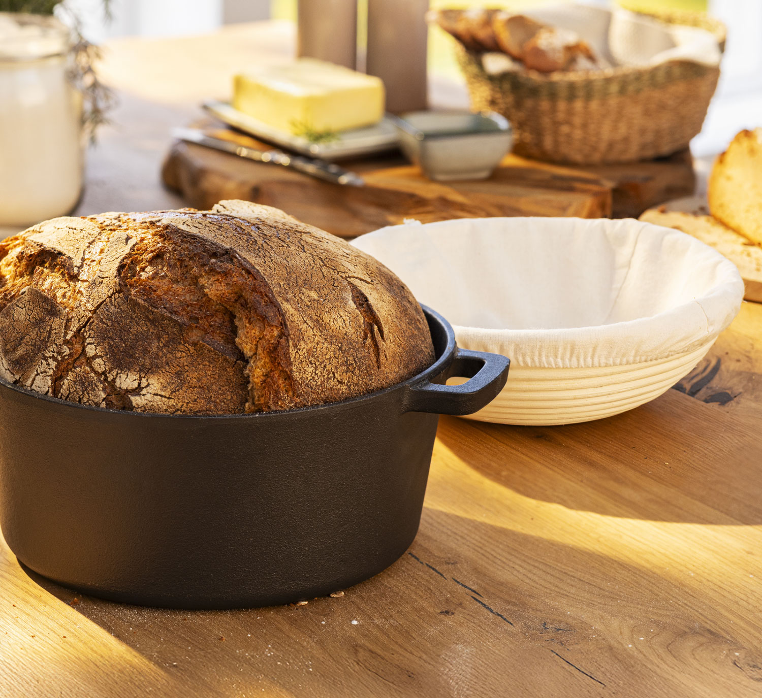 Gusseiserner Topf mit Deckel und Grkorb